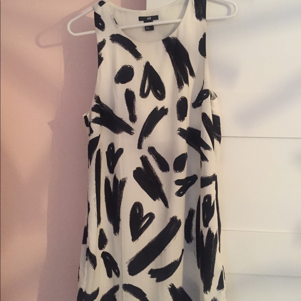 H&M black and white patterned shift dress